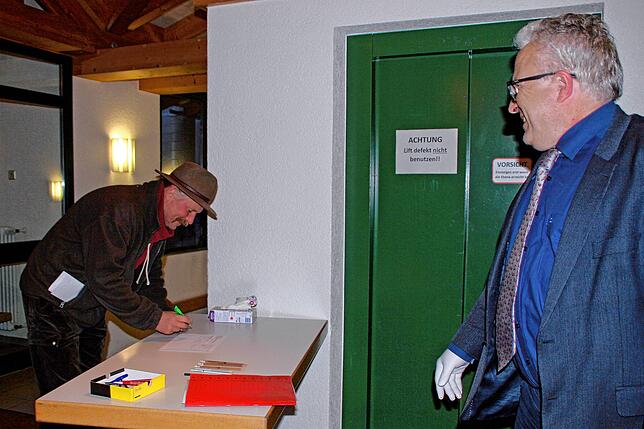 Besondere Vorsicht ist in Zeiten der Corona-Krise angesagt. Bürgermeister Christof Berger (rechts) wacht über die Einhaltung der ...
