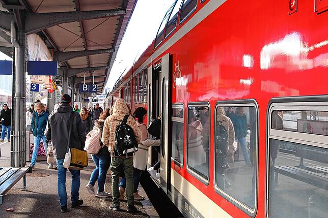Berufsverkehr am Nachmittag auf dem Bahnsteig 2 des Donaueschinger Bahnhof: Die Bahn gibt die Mehrwertsteuersenkung im Regionalverkehr ...