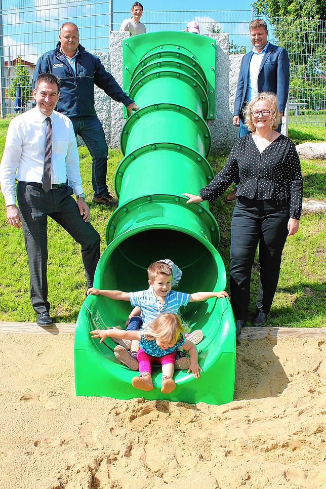 Die ersten Kinder dürfen auf die neue Rutsche. Das freut auch (v.l.) Oberbürgermeister Erik Pauly, Armin Börnert (Leiter technische ...