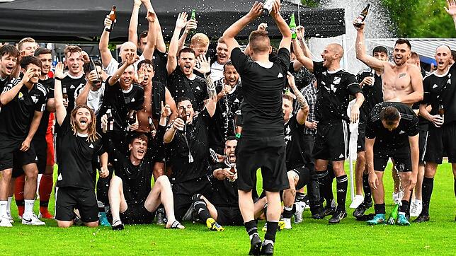 Party-Stimmung: Die Reserve des SV 08 Laufenburg feierte den vorzeitigen Gewinn des Meistertitels in der Kreisliga A, Ost im heimischen ...