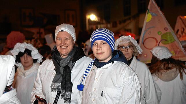 Bild 11: Schmotziger Dunschtig: Ho Narro! Im Schlafgewand geht&lsquo;s durch die Altstadt