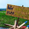 In der Gemeinde Wetzisreute bei Ravensburg entstand dieses Bild. Es zeigt eine Aktion, die für die Aktivisten als Griff ins Klo endete. ...