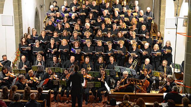 Der Kirchenchor und das Projektorchester beim großen geistlichen Konzert in der Pfarrkirche St. Nikolaus. Auf dem Programm stehen Werke ...