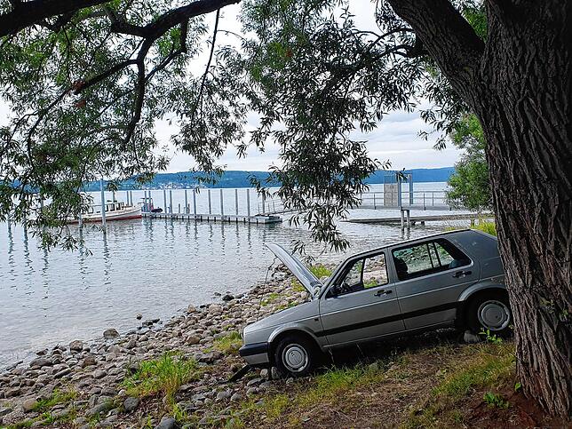 Das Auto am Strandweg am Überlinger Seeufer.