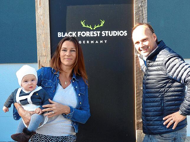 Die Betreiber Sebastian und Nina Gwyn Weiland mit ihrem 8 Monate alten Sohn Riley.