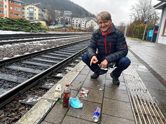 Trotz Reinigung hat Andreas Otte diesen Müll innerhalb weniger Minuten am Bahnhof in Tiengen entdeckt, gesammelt und anschließend entsorgt.