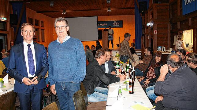 Regie bei der Bürgerversammlung in Schmitzingen führten Oberbürgermeister Philipp Frank (links) und Ortsvorsteher Lorenz Eschbach.
