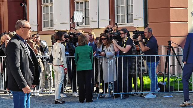 Der Medienrummel ist enorm, Pressevertreter von SÜDKURIER und überregionaler Medien freuen sich, dass Königin Silvia sich kurz für ein ...