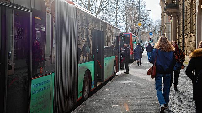 Fahrgäste steigen an der Haltestelle Bürgerbüro an der Laube aus und ein. Krankheitsfälle und Personalmangel sorgen aber immer wieder ...