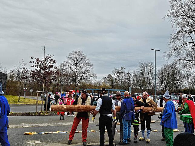 Bild 3: Der Narrenbaum in Kluftern steht