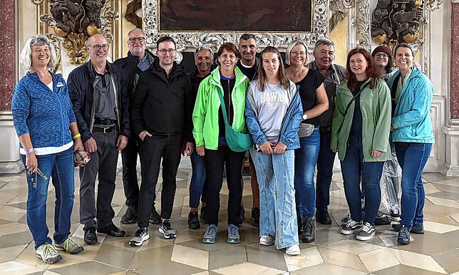 Vor dem Konzert konnten fünf Gewinner der Aktion „Der SÜDKURIER öffnet Türen“ mit je einer Begleitperson eine exklusive Führung durch ...