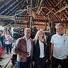 Manfred Ossola (links), Corinna Wagner (Mitte) und Sebastian Schmäh (rechts) vor der Säge.