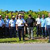 Minister Peter Hauk (links) zeigte sich vom Energiepark Hahnennest sichtlich beeindruckt und beim Gruppenbild postierte man sich vor das ...