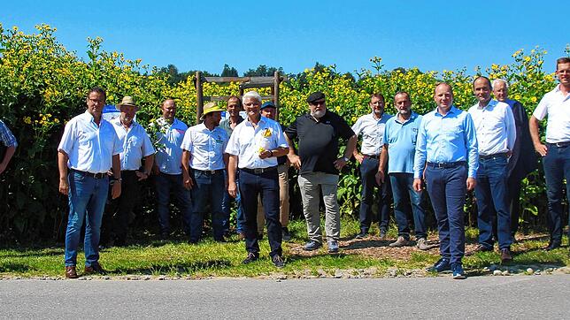 Minister Peter Hauk (links) zeigte sich vom Energiepark Hahnennest sichtlich beeindruckt und beim Gruppenbild postierte man sich vor das ...