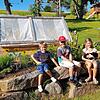 Die drei Kinder (von links) Moritz, Florian und Leni Leingruber aus Epfenhofen lieben es, sich im großen Garten auszutoben und Zeit mit ...