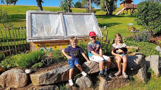 Die drei Kinder (von links) Moritz, Florian und Leni Leingruber aus Epfenhofen lieben es, sich im großen Garten auszutoben und Zeit mit ...