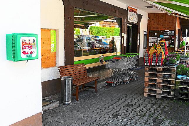 Jederzeit zugänglich ist der zweite Defibrillator (links im Bild) beim Hammereisenbacher Landmarkt. Ein weiterer Defibrillator befindet ...