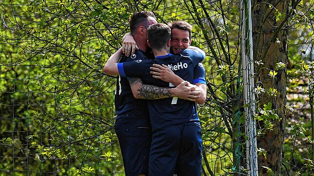 Siegerjubel in Blau: Die SG Riedöschingen/Hondingen setzte sich bei der SG Riedböhringen/Fützen mit 3:2. durch.