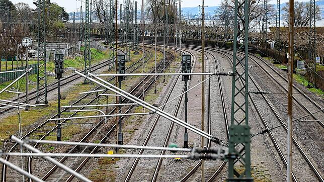 Blick auf die Schienen nahe des Radolfzeller Bahnhofs. Demnächst kommt es zwischen Radolfzell und Konstanz zu Fahrplanänderungen.