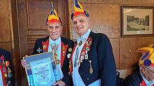 Seit 60 Jahren gehört Hans-Jürgen Rutzki (links) dem Elferrat Laufenburg an. Präsident Ralf Malnati zeichnete ihn in der ...