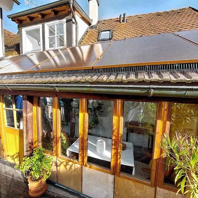 Auf den Dächern des Hauses in der Niederburg wurde eine denkmalschutzkonforme Photovoltaikanlage installiert.