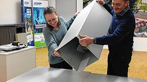 Punkt 18 Uhr ist am 23. Februar soweit, Carina Häsler und Harald Bantle als Wahlleiter im Wahllokal Rathaus leeren die Wahlurne