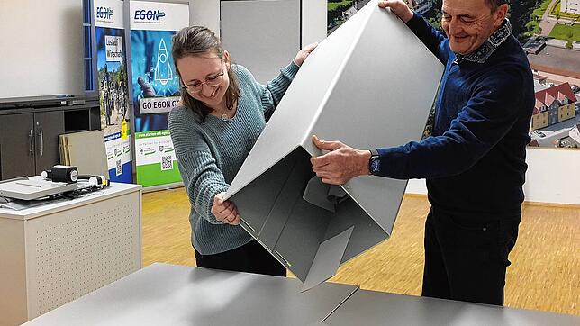 Punkt 18 Uhr ist am 23. Februar soweit, Carina Häsler und Harald Bantle als Wahlleiter im Wahllokal Rathaus leeren die Wahlurne