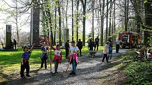 Stolz auf ihre geleistete Arbeit zeigen sich die Mädchen und Jungen der Jugendfeuerwehr Lauchringen im Rahmen ihrer diesjährigen ...
