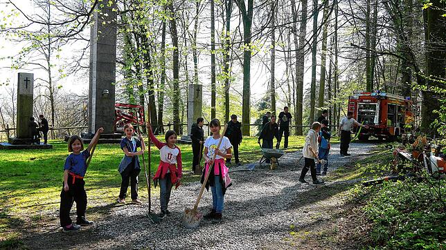 Stolz auf ihre geleistete Arbeit zeigen sich die Mädchen und Jungen der Jugendfeuerwehr Lauchringen im Rahmen ihrer diesjährigen ...