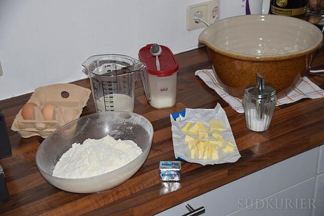 Das brauchst Du alles für eine große Portion Fasnetsküchle:500 Gramm Weizenmehl
75 Gramm Butter, in Flöckchen geschnitten
2 Eier
1 ...
