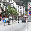 Fußgängern fällt die Überquerung der vielbefahrenen B 500 in der Triberger Stadtmitte dank des begrünten Straßenteilers leichter.
