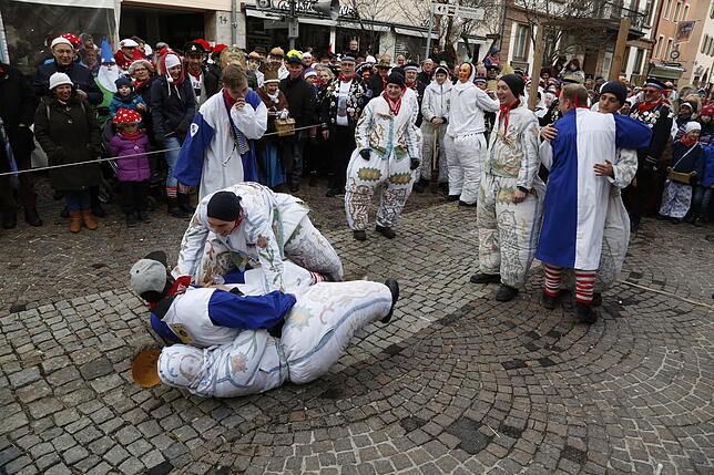 Bild 5: Maschgerelauf, Glonki-Umzug und Wuescht-Wette: Super Stimmung uff de' Gass
