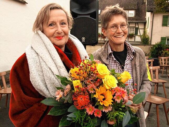 Die treibende Kraft bei der Antragsstellung für den Preis Hilde von Massow (links) gemeinsam mit Christine Schäfer (Gemeinschaft ...