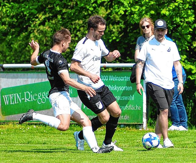 Marbachs Fabio Mauch (links) versucht seinem Gegenspieler den Ball streitig zu machen.