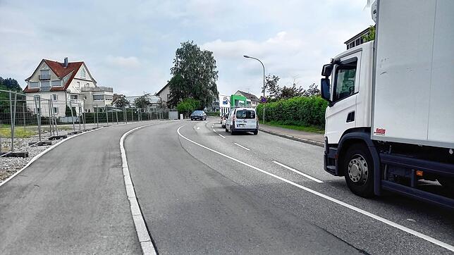 In der Mitte der Radolfzeller Straße wurde auf der Höhe des möglichen Baugrundstücks für den Hornbach-Markt bereits eine Abbiegespur ...