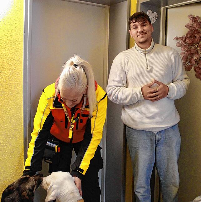Nicht nur die Menschen freuen sich über einen Besuch von Martina Penic: Für die Hunde gibt es Leckerlis aus der Tasche, und für Herrchen ...