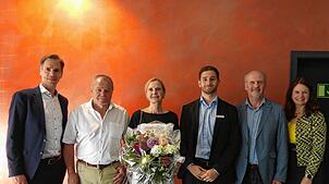 Sparkassenvorstand David Gerstner verabschiedet nach 40 Jahren Harald Wuchner in den Ruhestand und dankt auch dessen Frau Bettina. Neuer ...