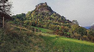 Der Hohenkrähen mit Poppeles Burg, die einem Krähennest gleich auf dem einstigen Vulkan thront.