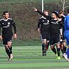 Matchwinner: Bujar Halili (Dritter von links) bejubelt sein Tor zur 1:0-Führung des SV 08 Laufenburg beim FC Erzingen. Nach der Pause ...