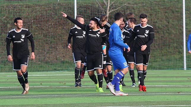 Matchwinner: Bujar Halili (Dritter von links) bejubelt sein Tor zur 1:0-Führung des SV 08 Laufenburg beim FC Erzingen. Nach der Pause ...