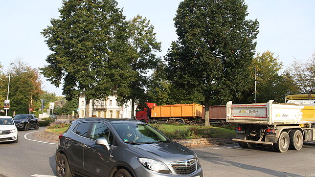 Am Stefansfelder Stachus, wie der dortige Kreisverkehr im Volksmund genannt wird, geht es den ganzen Tag über rund. Die Grüne offene ...