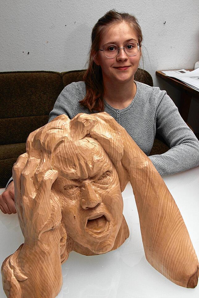 Mit ihrem Gesellenstück „Weltgefühl“ wurde Holzbildhauergesellin Marie Vogel aus Markdorf zur 1. Bundessiegerin gekürt.