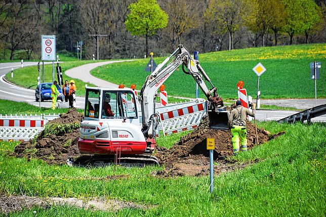 Bild 10: Asphalt weg, Geländer weg, Bohrkerne entnommen: So lief der ersten Tag mit Großbaustellen an zwei Stockacher Ortseingängen