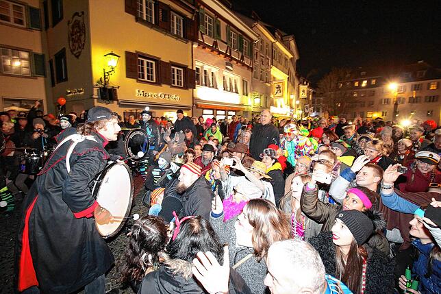 Die Stimmung brodelt über, wenn Guggenmusiker Chris Herr (links) das Publikum animiert, wie hier beim Monsterkonzert auf der Hofstatt ...