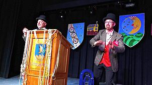 Lokalkolorit wird in bester Bänkelsängermanier von den beiden fasnächtlichen Unikaten Mario Moser und Konrad Leber dargeboten.