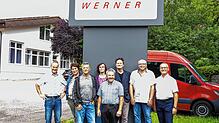 Die Geschäftsführung ehrt beim Sommerfest der IEF-Werner GmbH Mitarbeiter mit langjähriger Firmenzugehörigkeit. Im Bild Geschäftsführer ...