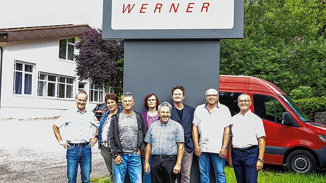 Die Geschäftsführung ehrt beim Sommerfest der IEF-Werner GmbH Mitarbeiter mit langjähriger Firmenzugehörigkeit. Im Bild Geschäftsführer ...