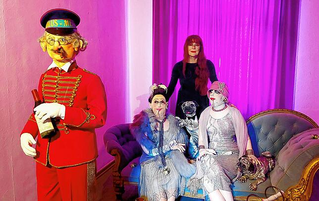 Alraune im Mops- und Mäuse Circus Minelli. Die aktuelle Ausstellung ist noch bis zum 19. Oktober geöffnet. Danach wird umgebaut zu ...