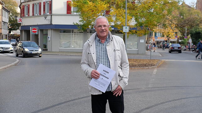 Der Überlinger CDU-Stadtrat und Einzelhändler Ulrich Krezdorn vor der Schlüsselstelle seines Verkehrskonzepts: Er möchte die ...