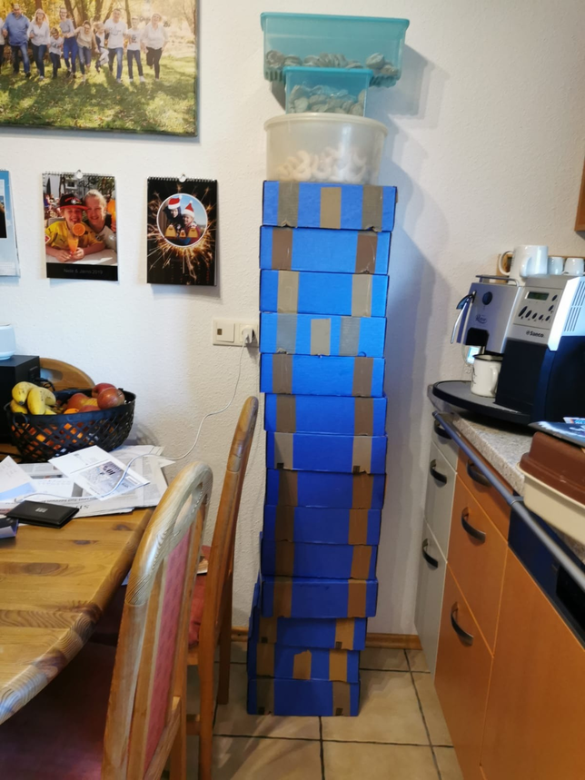 Der schiefe Turm von Hausen: In den Boxen ist der gesammelte Plätzchenschatz von Anita Brockhaus. Insgesamt kommt ihr Werk auf 37,2 ...